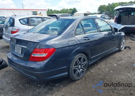 2013 Mercedes-Benz C 250 Luxury/Sport z USA, uszkodzony, nr VIN WDDGF4HB9DR261323